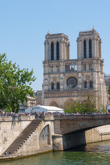 Fototapeta na wymiar セーヌ川の横にあるパリのノートルダム大聖堂