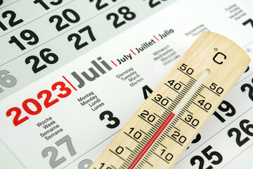Deutscher Kalender Juli 2023 und Thermometer aus Holz  30 Grad Celsius