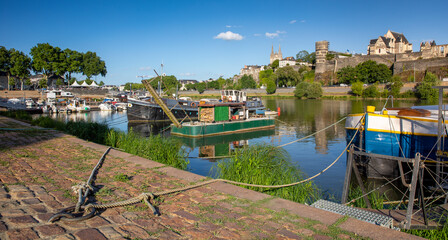 Fototapeta na wymiar Les rives de la ville d'Angers en Anjou, France.
