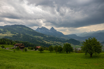 Landschaft mit dramatischen Wolken am Vierwaldst&auml;ttersee