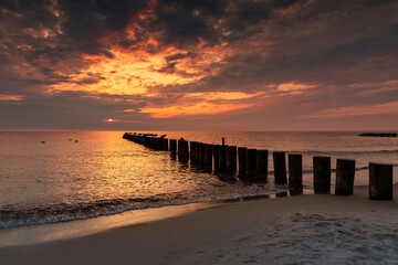 Fototapety  Krajobraz morski, relaks i zachód słońca na plaży nad Morzem Bałtyckim