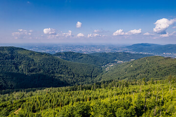 Obraz premium Góry latem, panorama z lotu ptaka. Beskid Śląski w Polsce. Widok z Klimczoka.