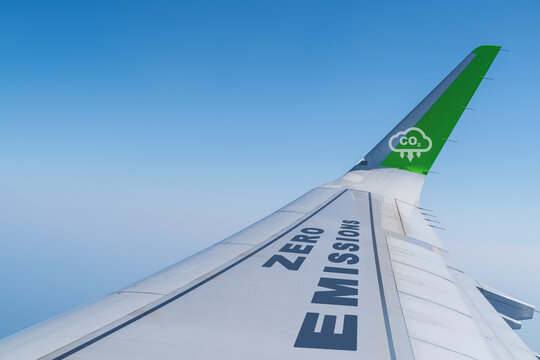 Commercial aircraft wing with zero emissions and CO2 Reduction Icon