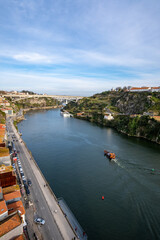 Fototapeta na wymiar Oporto cautivador: descubra la ciudad encantadora a lo largo del pintoresco río Duero, donde la historia, la cultura y la belleza se unen en armonía