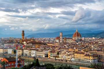 Fototapeta premium panoramic view of Firenze (Florence) at sunset, taken from Piazzale Michelangelo. historical landmarks, including the iconic Duomo and Palazzo Vechio, can be seen at a distance