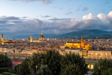 Obraz premium panoramic view of Firenze (Florence) at sunset, taken from Piazzale Michelangelo. historical landmarks, including the iconic Duomo and Palazzo Vechio, can be seen at a distance