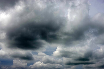 Fototapeta na wymiar 夏の午後の雨が降る直前の空