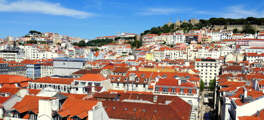Naklejka na ściany i meble malerischer Panoramablick vom Triumphbogen über Stadt Lissabon mit roten Dächern bis zur Burg 