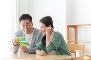 Obraz premium 通帳を見るシニア夫婦