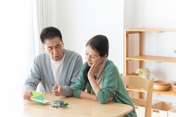 Obraz premium 通帳を見るシニア夫婦