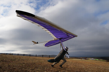 Hang glider pilot runs fast