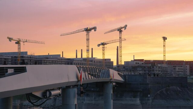 Mainz Zollhafen Br&uuml;cke &uuml;ber den Zollhafen am Nordhafen Moderne Geb&auml;ude im Mainzer Neubaugebiet 