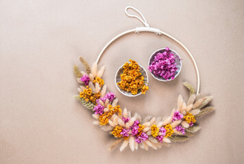 Kranz aus Trockenblumen mit pinken und gelben Blüten, Hirse und Lagurus, Trend Kranz aus getrockneten Blumen, Mock Up