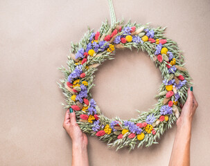 Gesteck aus frischen Blumen in einer Schale aus Keramik, Pfingstrose, Kamille, Margeriten, Clematis und Schleierkraut als Dekoration für den Tisch, Blumengesteck 