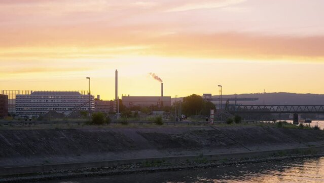 Mainz Zollhafen am Rhein, blick auf mainz Mombach industriegebiet im Sonnenuntergang Nordhafen Gebaude und Wasser im Neubaugebiet