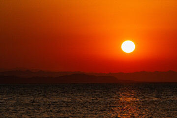 Obraz premium Fiery sunset in Egypt over the Red sea
