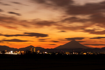夕暮れの富士山とさいたま市の街明かり