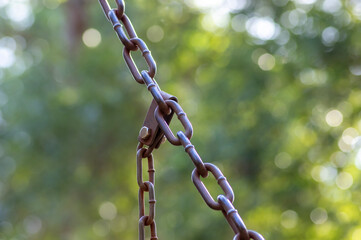 公園の遊具を固定する鎖