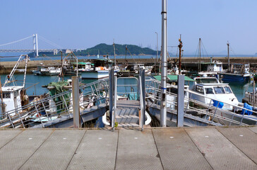 漁港の浮き桟橋への階段。
瀬戸内海沿岸の漁港の風景。