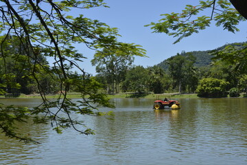 Fototapeta na wymiar Turista passeando de barco em um parque dia de ensolado 