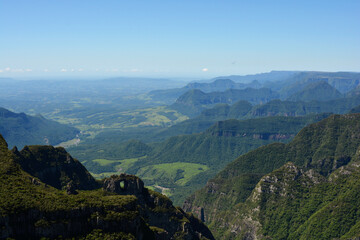 Morro da pedra furada com vista para montanhas sul do brasil