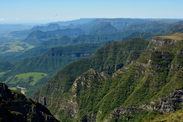 Montanhas e vales sobre o sol do sul do brasil 