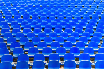 Niebieskie krzesełka na stadionie , trybuna  - obrazy, fototapety, plakaty