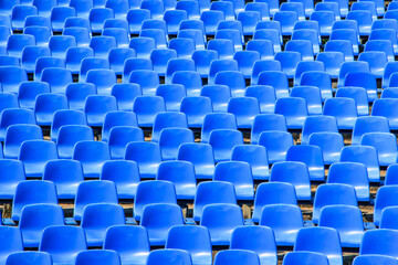Pusta Trybuna z pustymi krzesłkami na stadionie  - obrazy, fototapety, plakaty