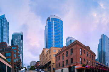 Fototapeta premium Seattle City skyline, buildings, streets, and pastel-toned cloudscape in Washington State