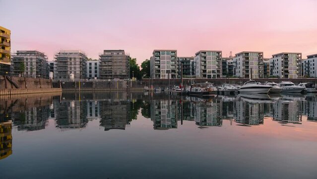 Mainz Zollhafen neue Wohnsiedlung Jachthafen am Rhein Nordhafen Gebaude und Wasser im Mainzer Neubaugebiet