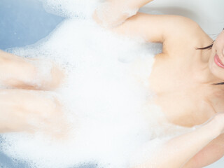 泡風呂：入浴中の若い女性