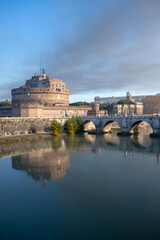 Le Tibre, le pont et le château Sant'Angelo à rome