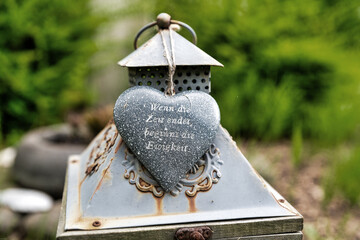 Alte Lampe mit einem Herz auf einem Friedhof in Ratingen Hösel
