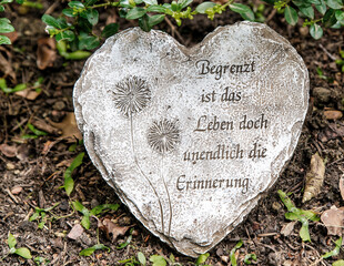 Spruchherz auf einem Friedhof in Ratingen Hösel © Blende8