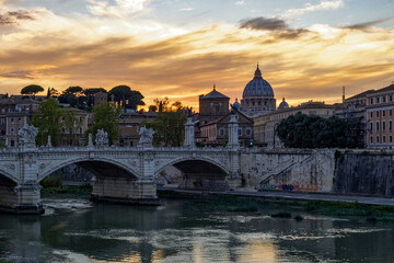 Fototapeta na wymiar Le pont Sant'Angelo à rome au crépuscule