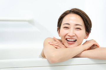 Obraz premium お風呂に入る女性