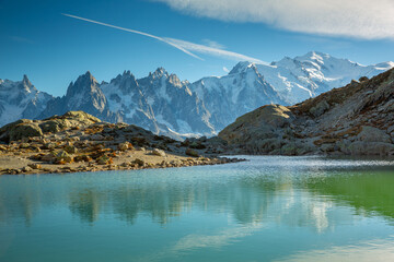 Le lac blanc avec le Mont Blanc en arrière plan en France - obrazy, fototapety, plakaty