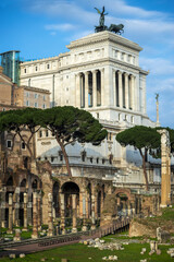 Fototapeta na wymiar Ruines au pied du Vittoriano à Rome