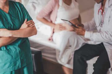Obraz premium Concept Maternity and Pregnant, Prenatal care and pregnancy. Female gynecologist talk consult female check pregnancy before giving birth in hospital.
