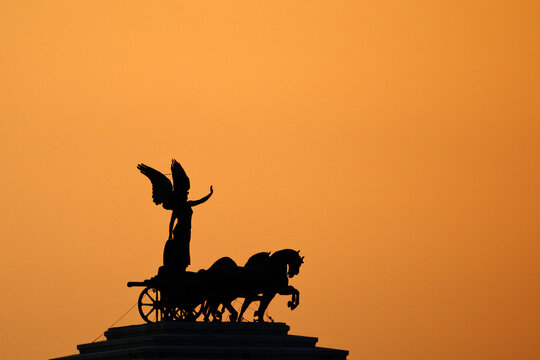 Quadrige au sommet du Vittoriano &agrave; Rome au cr&eacute;puscule