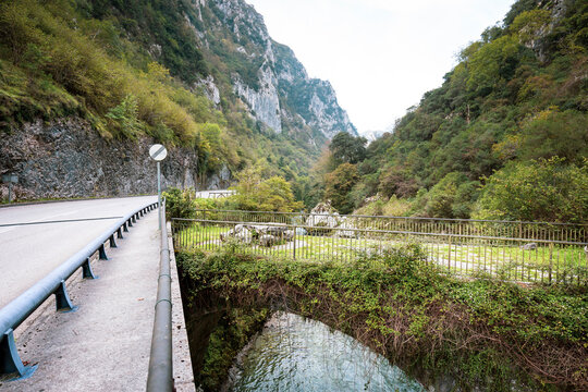 Caldabones bridge over Cares river between Trescares and Mild&oacute;n, Pe&ntilde;amellera Alta, Asturias, Spain