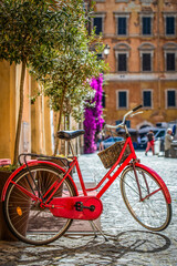 Fototapeta na wymiar Bicyclette dans une rue du centre historique de Rome
