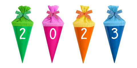 Vier bunte Schultüten für den ersten Schultag 2023 und Hintergrund transparent PNG cut out