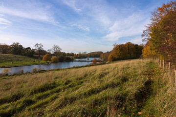 Hügel und Seen bei Schellhorn im Herbst.