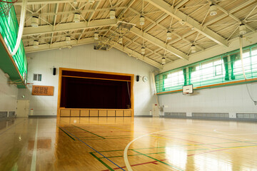 学校の体育館、日差しが入る明るい体育館、中学校の体育館、公共施設のバスケットコート