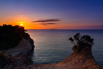 Krajobraz morski, relaks i zachód słońca na greckiej wyspie Korfu