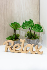 Palabra RELAX realizada en 3d en madera. Decoración para el hogar. Concepto de relajación y tranquilidad. Fotografía con bokeh
