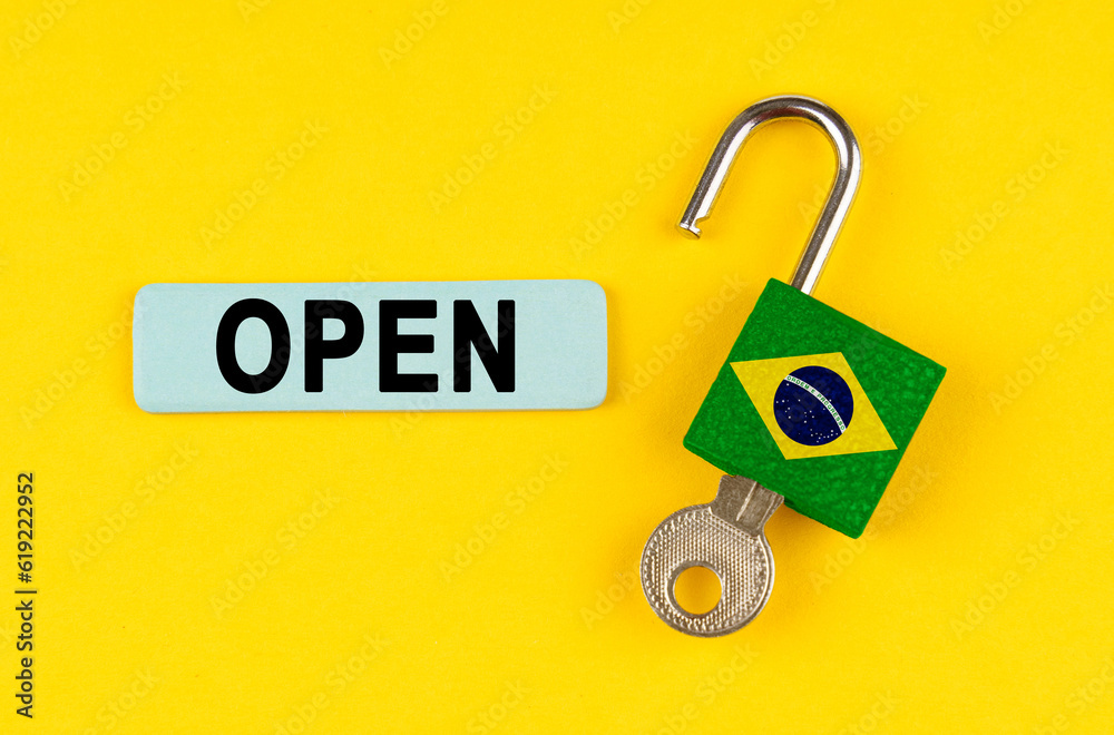 Aufkleber On the yellow surface is an open lock with a key and a sticker with the inscription - open
