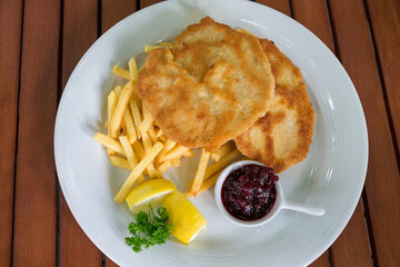 Escalope vienés con mermelada y patatas fritas