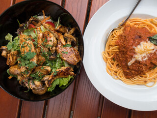 Ensalada de pollo y espagueti con salsa boloñesa